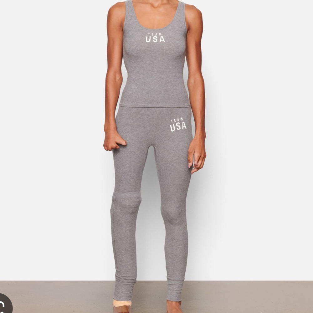 SKIMS (gray legging)